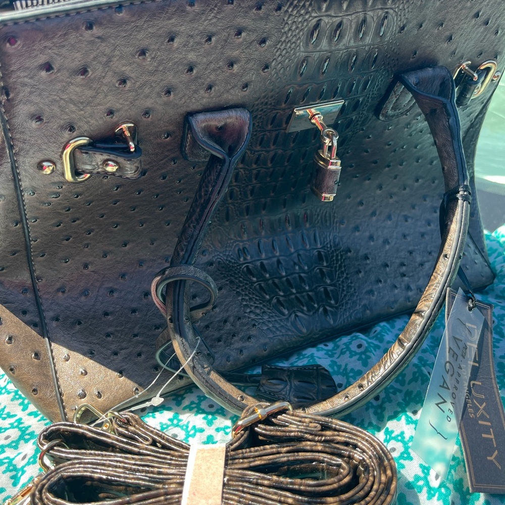 Elegant Black Shoulder Bag - Picture 2 of 5